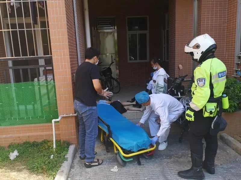  医院|情况危急！10岁女孩高空坠落，交警上演11分钟“生死时速”！