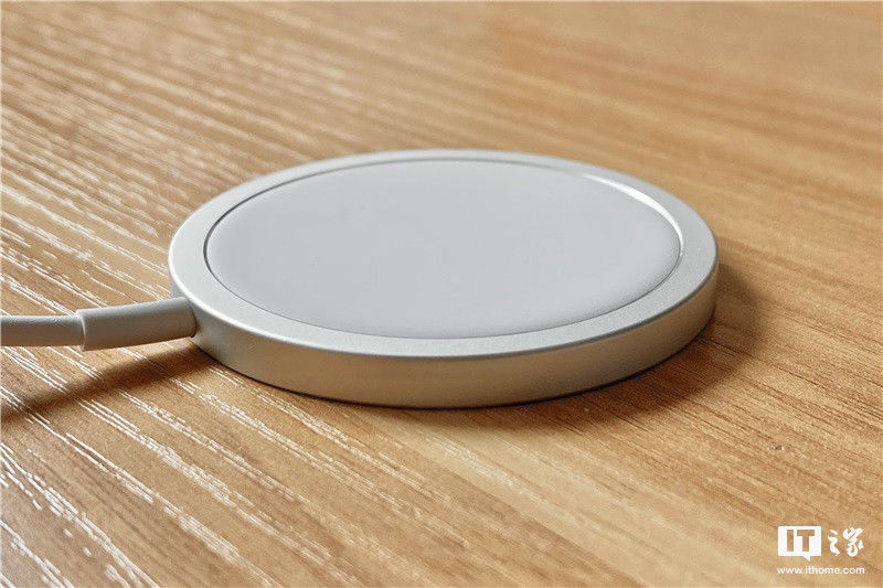 充电器|＂苹果 MagSafe 充电器＂第一时间开箱与简评