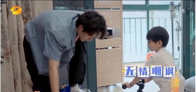  小孩|《天天向上》预告，王一博带小孩受3连击超委屈，小孩摔倒显无奈