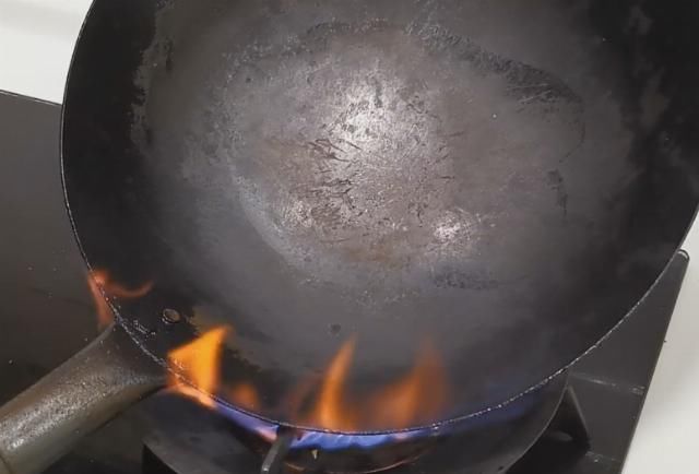  长时间|?不用小苏打和白醋，只需一招，快速清除长时间附着在锅内外的油垢