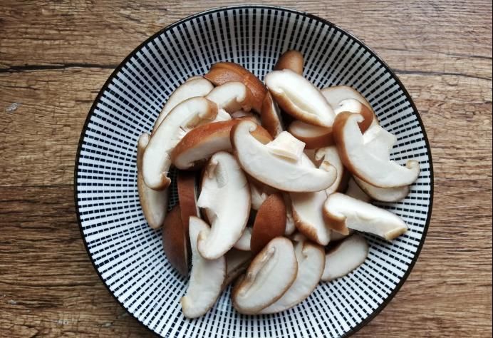  饭店|饭店的香菇油菜为啥那么好吃？原来大厨这样做，难怪比家里的好吃