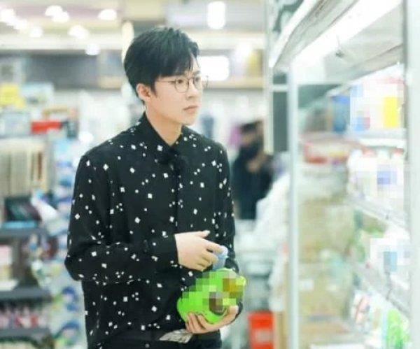  刘宇宁|刘宇宁长得怎么样？听到《中餐厅》客人对他的评价，真有眼光