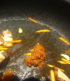 朋友|炒面时别直接下锅,多做一个步骤,面条不粘更有嚼劲,一盆不够吃