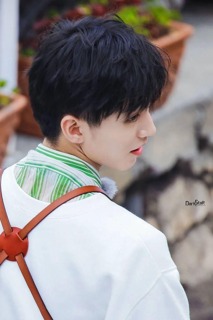  清爽|王俊凯《中餐厅4》造型曝光，干净又清爽！但状态惹人心疼，好瘦