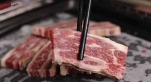  顾客|吃烤肉时，服务员问你“要不要换纸”，其实是种暗示，不懂很尴尬