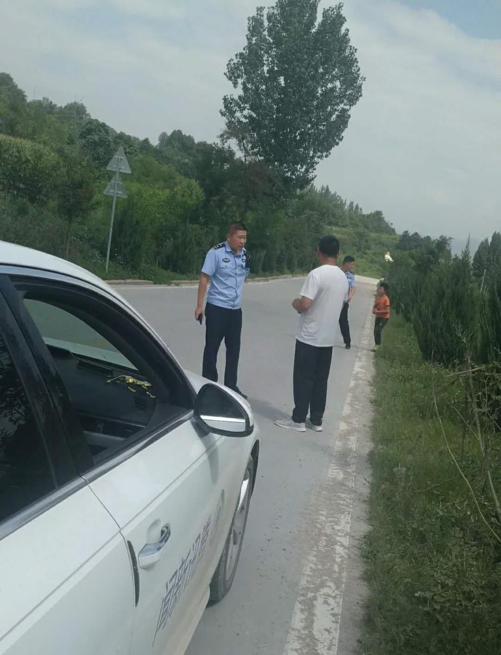  出警|卢氏警察出警神速，送走失孩子回家