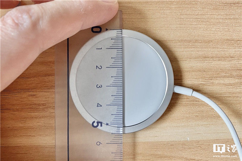 充电器|＂苹果 MagSafe 充电器＂第一时间开箱与简评