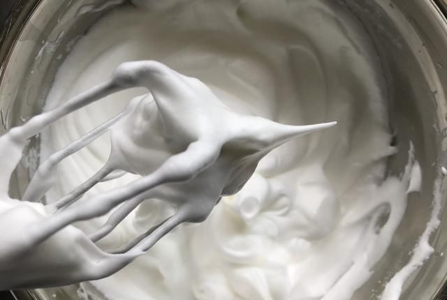 操作|法式甜点草莓慕斯,颜值高口味赞,操作非常简单,跟我一起做起来