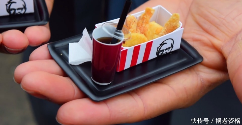 趴在|世界最小的肯德基店,一份炸鸡比手指还小,还得趴在地上取餐