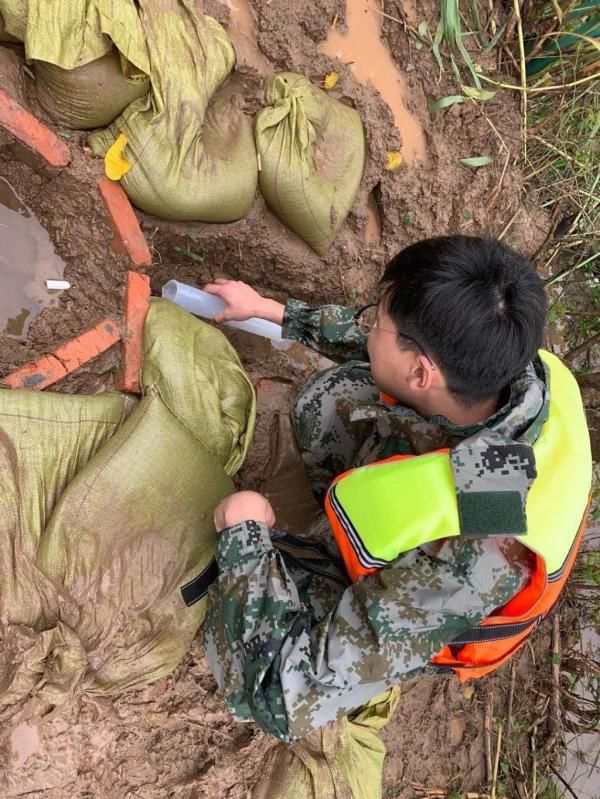 堤坝|泰州：这支青年突击队构筑起防汛抗洪的“青春堤坝”