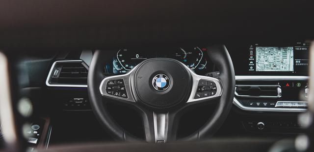  逃不出|逃不出“真香”定律！最便宜的宝马3系长轴版，开起来什么感觉？