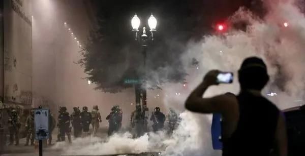 火光冲天|美国多地再发暴乱,5000抗议者冲破法院围栏,火光冲天