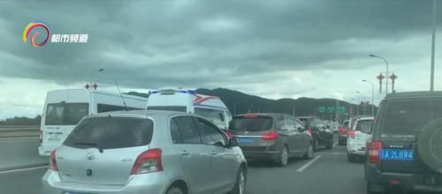  让行|暖！急救车被堵昆安高速，社会车辆45度让出生命通道！