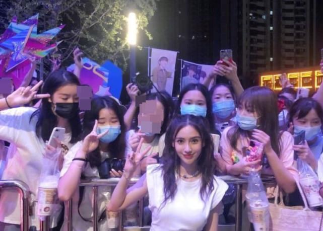  人气|蔡徐坤《快本》生图，梳背头造型成熟，同期嘉宾还有高人气女明星