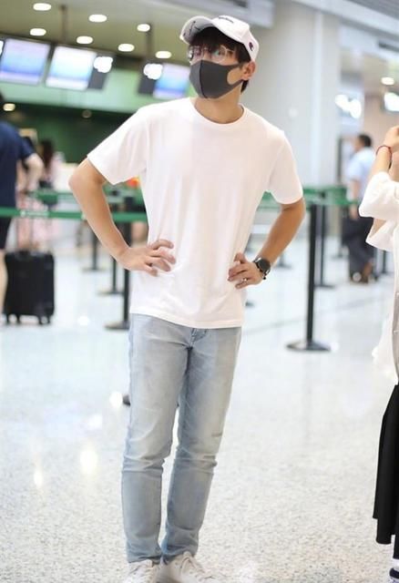  一旁|《向往的生活》私服大放送，网友：还是黄磊一旁的她最亮眼