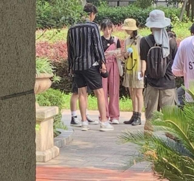  上头|赵丽颖《中餐厅》现场宠粉频互动，新造型超甜，粉丝大呼：太上头