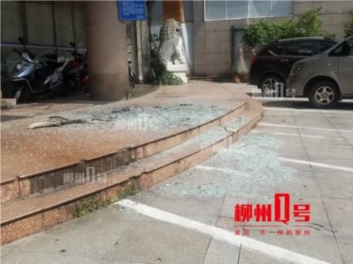  爆裂|“砰！”飞鹅路一写字楼玻璃挡雨篷突然爆裂，下方停着一辆汽车…