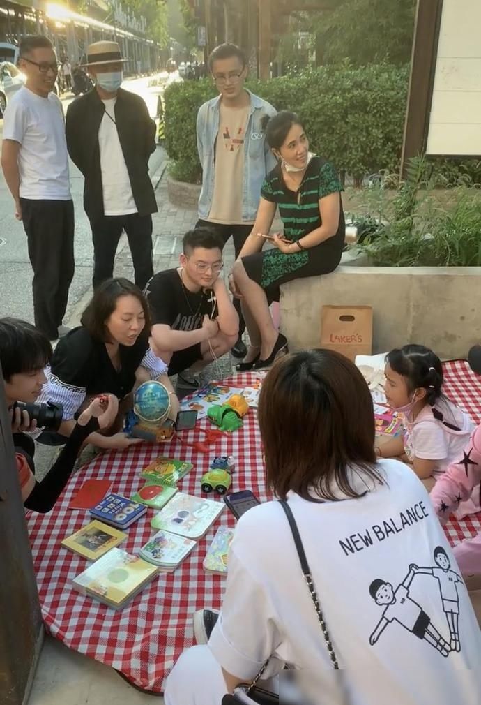 夫妇|5岁饺子摆摊卖二手物品，摊位前挤满顾客，包贝尔夫妇全程跟随