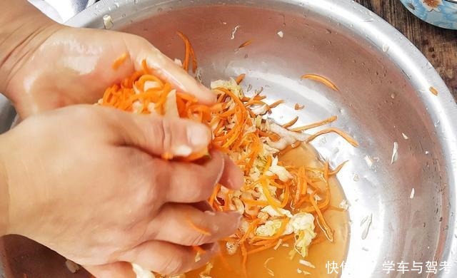 用筷子|大白菜这样吃才解馋,不炖不炒,连吃三天都不腻,出锅比吃肉香