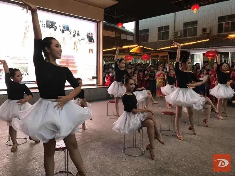  夜市|炫｜体验汉服汉礼 敦煌夜市上演“穿越”秀