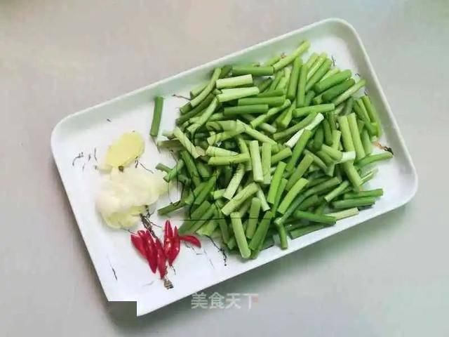 咸香|萝卜干蒜苔炒五花肉:咸香入味,又香又下饭