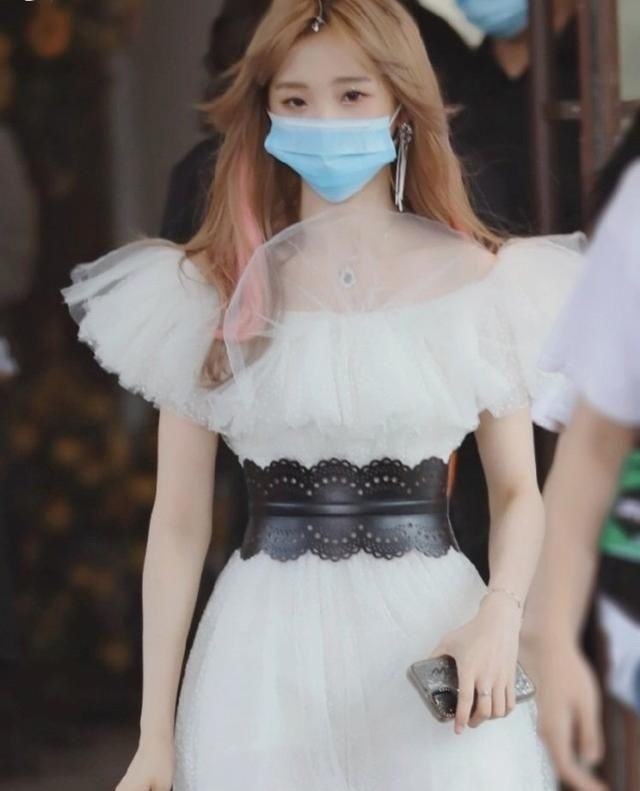  亮相|硬糖少女亮相《炽热的我们》，面对前辈气场十足，陈卓璇险些滑倒