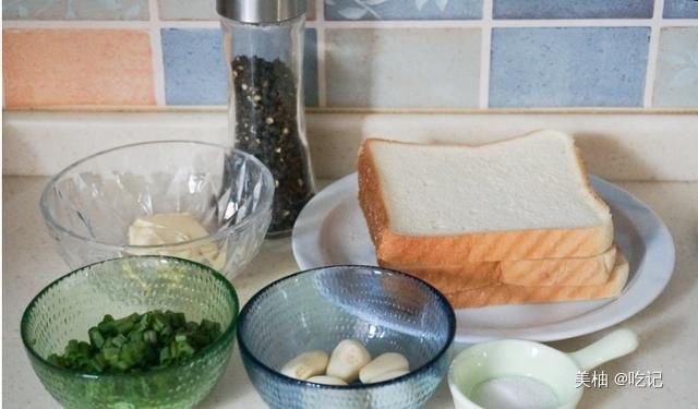 酥脆|嘎嘣脆，咬上一口酥脆掉渣的蒜香吐司条，香味扑鼻，值得一试