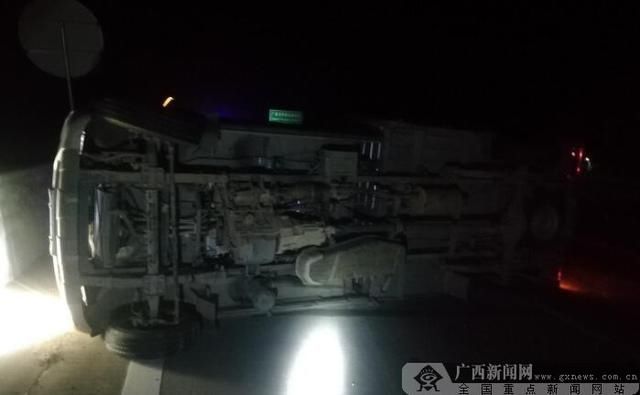  遇假|司机高速公路遇假人 慌张导致车辆侧翻