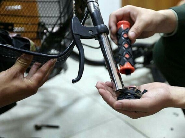 女子|警察扣下自行车，女子表示很无辜，3450张廉价物品让警察直眼