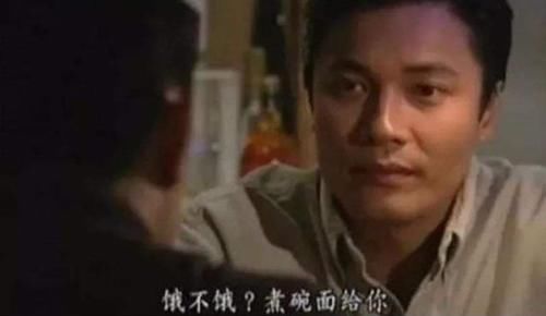  筷子|佘诗曼晒午餐肥肠面，轻咬筷子笑容甜美，经典公鸡碗太抢镜！