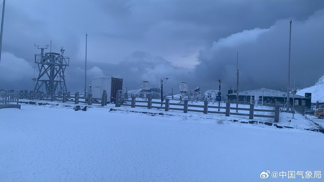 银装素裹！吉林长白山今年入秋以来首次形成大面积积雪