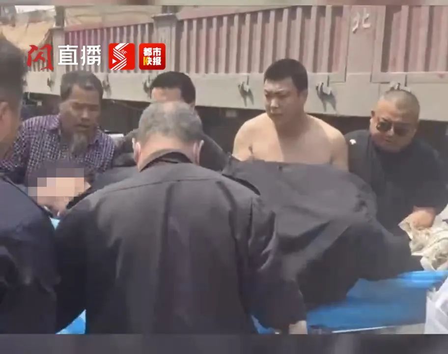 20多名路人飞奔向前 双手撑起！西安这一幕……太暖了