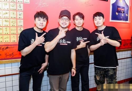 录制|《奔跑吧》录制结束后,再次看到跑男3位MC同框,老粉集体泪目了