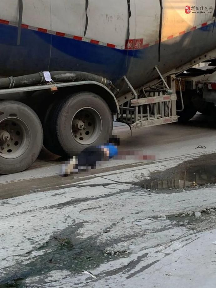  内轮差|潮汕一路段发生车祸，一人倒在车轮底下……