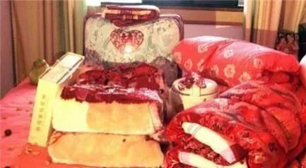 提心吊胆|网友：提心吊胆！人和路两边都划了停车位，骑电动车的很容易被撞...