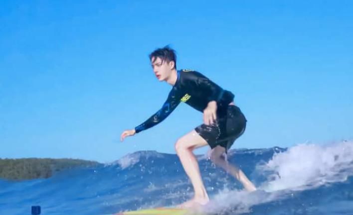  弄潮儿|王一博《夏日冲浪店》大秀弹舌，扮野人成浪尖上的弄潮儿