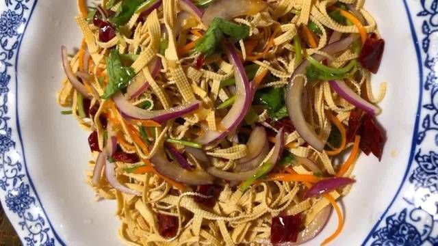 清脆|炝拌干豆腐丝,酸辣开胃清脆爽口,东北人从小吃到大的凉拌菜