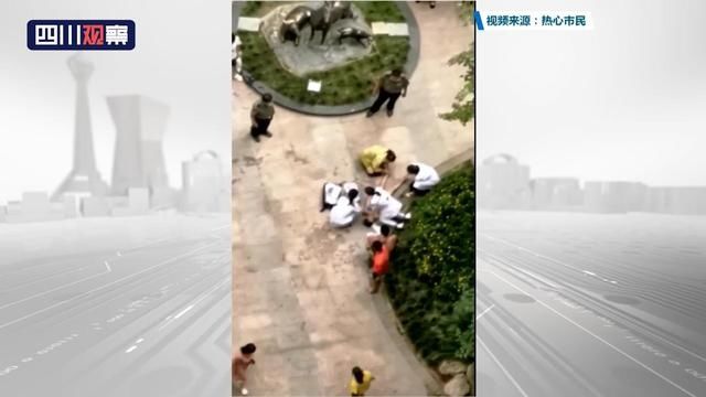  游泳|现场眼丨成都一男童小区泳池溺亡，居民：事发时其母在看手机