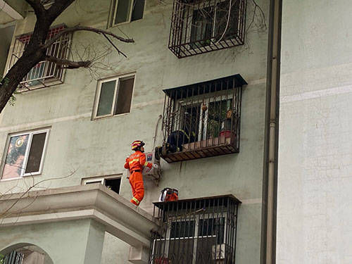  忘带|心大家长留两岁娃在家忘带钥匙，消防员三楼钻窗进屋