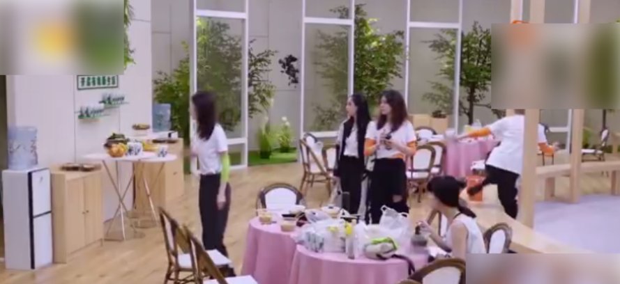  袁咏琳|袁咏琳手机掉进厕所有多难过？看她表情就知道，宁静的反应亮了