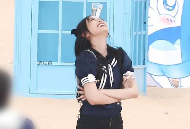  甜美|跑男最后一期录制路透，baby穿水手服甜美，我却关注另外两位女生