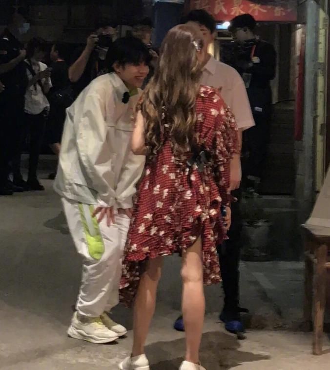  舞台|姜贞羽新综艺路透来袭，离开舞台精修，说句仙女下凡也不为过