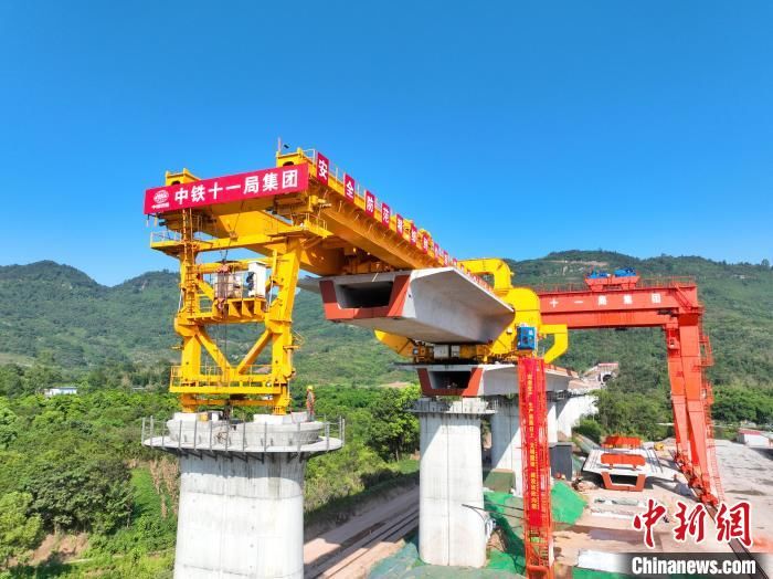 渝湘高铁重庆至黔江段开始全线架梁施工
