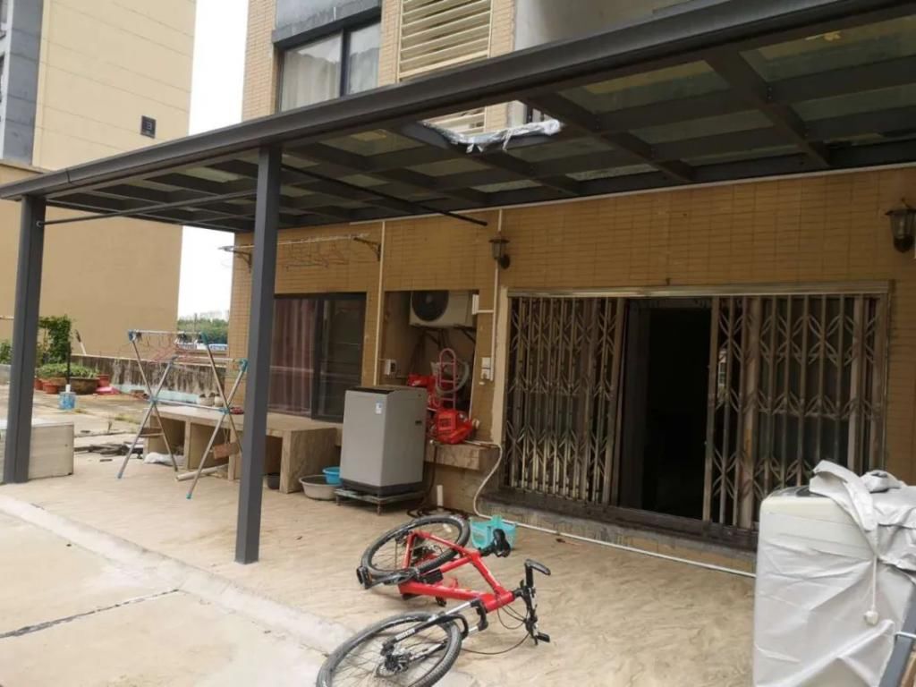  业主|天上掉下辆自行车，邻居家被砸个大窟窿…该罚！