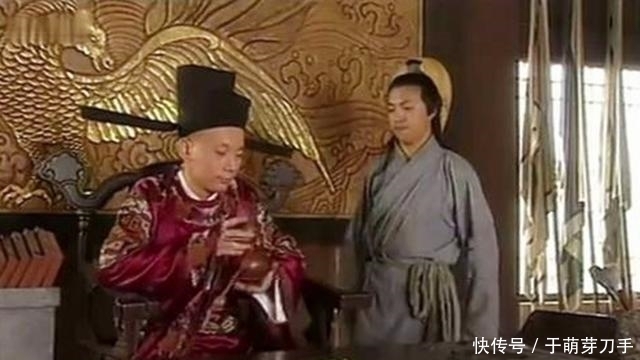 街上|官员在街上骑马, 突然一乞丐大喊: 万岁, 官员则说: 我大祸临头了