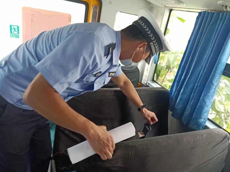  交警|栾城交警开展节前送交通安全“礼包”活动