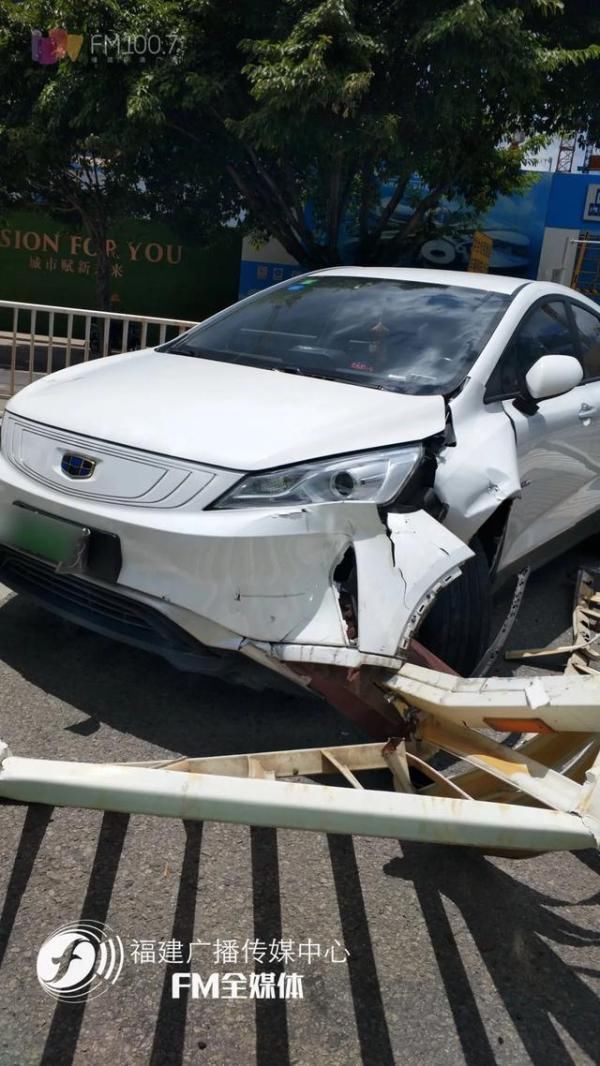  骑手|突发！福州一小车撞倒电动车后冲破护栏，骑手受伤