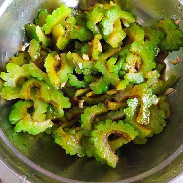  清爽|每天一道菜：苦瓜拌咸鸭蛋，清爽去火，简单美味