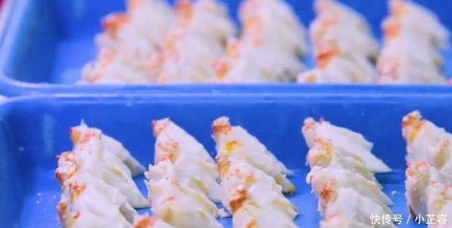 外国人|外国人用“螃蟹机”处理螃蟹,40秒一只,中国人没灵魂的吃法