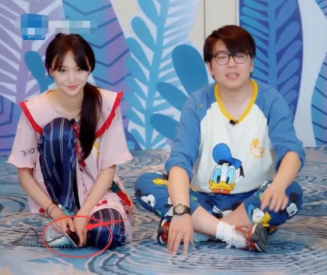  节目播出|郑爽录制综艺节目“开小差”，旁边嘉宾示意多次，不为所动场面尴尬！